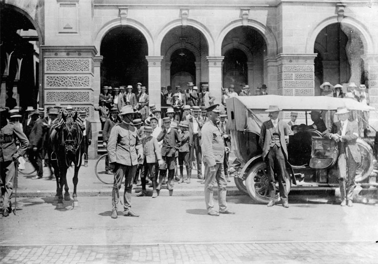 Police and Bushmen guarding the Brisbane GPO during General strike 1912